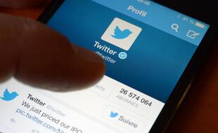 Pour Angela Merkel, la suspension du compte Twitter de Trump pose question