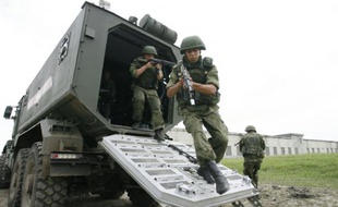 Les forces spéciales russes participent à un exercice militaire, à Molkino, dans la région de Krasdonar, le 10 juillet 2015