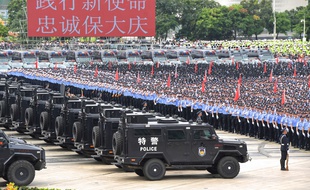 Des policiers participent à un entraînement, le 6 août, à Shenzhen, une ville frontalière avec Hong Kong.