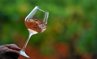 Un verre de vin rosé