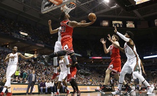 Jimmy Butler tente un tir lors du match entre Chicago et Milwaukee le 30 avril 2015.
