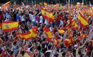 L'équipe d'Espagne de football, sacrée dimanche championne d'Europe à Vienne, est arrivée lundi à l'aéroport de Madrid vers 19h40 (17h40 GMT) en provenance d'Innsbruck (Autriche), avant d'entamer un parcours triomphal en bus dans la capitale espagnole.