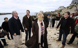 Pendant que François Hollande et Nicolas Sarkozy s'opposaient par meetings parisiens interposés, la candidate écologiste à la présidentielle Eva Joly s'est rendue dimanche sur une des plages touchées par la marée noire de l'Erika pour dénoncer "l'impunité" des multinationales.