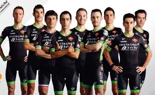 Les neuf coureurs de Bretagne-Séché alignés sur le Tour, avec de gauche à droite : Arnaud Gérard, Brice Feillu, Pierrick Fédrigo, Eduardo Sepúlveda, Pierre-Luc Périchon, Florian Vachon, Frédéric Brun, Armindo Fonseca et Anthony Delaplace.