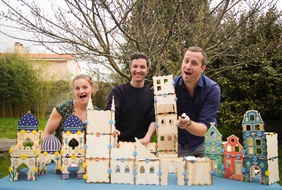 Charlotte, Morgan et Jimmy devant un jeu de construction écolo.