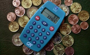 Dix ans après son arrivée, l'euro est devenu "un bouc émissaire facile" de la hausse des prix, selon une enquête du magazine consumériste Que choisir, qui pointe que l'inflation, réelle, provient aussi d'autres facteurs, tandis que certains prix ont baissé.
