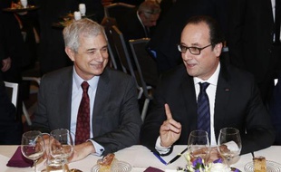 Francois Hollande discute avec le président de l'Assemblée nationale Claude Bartolone au dîner du Crif à Paris le 23 février 2015