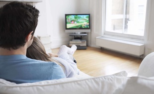 Un père et sa fille devant la télévision (illustration)