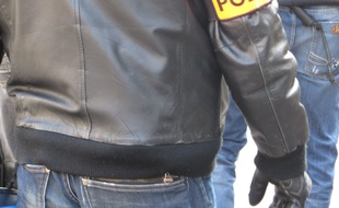 Illustration d'un brassard de policier dans une manifestation toulousaine.