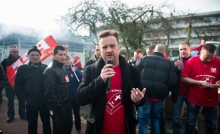 La CGT a présenté samedi un projet de Scop (coopérative), destiné à maintenir la production de pneus agricoles de l'usine Goodyear d'Amiens (1.175 salariés) menacée de fermeture, devant quelque 200 personnes.