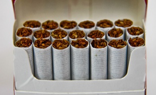 Les paquets de cigarettes les moins chers vont augmenter de 20 à 30 centimes d'euro au 2 juillet 2018.