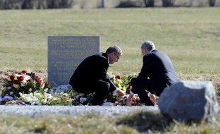 Les PDG de Lufthansa et de Germanwings ont rendu hommage aux victimes du crash dans les Alpes et déposé une gerbe devant la stèle mercredi 1er avril 2015.