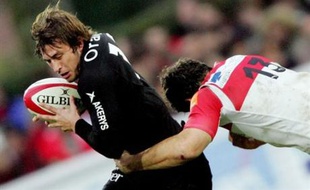 Biarritz's winger Jean-Baptiste Gobelet (R) tackles Toulouse's fullback Maxime Medard (R) during the French Top14 rugby union match Biarritz Olympique vs. Stade Toulousain, 24 November 2007 at the Aquilera stadium in Biarritz. Toulouse won 18 to 6. AFP PHOTO PIERRE ANDRIEU