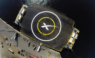 Photo transmise le 5 janvier 2015 par SpaceX montrant la plateforme flottante où doit atterrir le premier étage de la fusée Falcon 9, dans l'océan Atlantique, au large de Jacksonville, en Floride