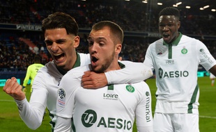 Valentin Vada (au centre) célèbre son but avec Saint-Etienne à Caen.