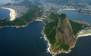 L'ambassade de France au Brésil recommande aux touristes d'éviter de prendre les minibus publics à Rio de Janeiro, une semaine après le viol d'une étudiante américaine et l'agression du Français qui l'accompagnait dans l'un de ces véhicules.