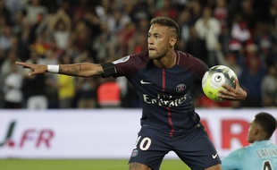 Neymar à la fête au Parc des Princes face au TFC.