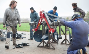 Grâce à l'Atelier paysan, les exploitants apprennent à travailler le métal et à construire eux-mêmes leurs outils.