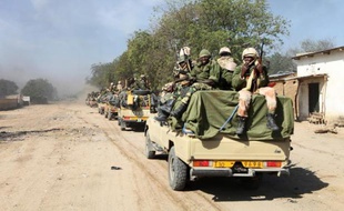 Des soldats tchadiens patrouillent dans le ville de Gamboru à la frontière nigériane le 4 février 2015