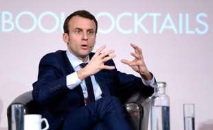 Le ministre de l'Economie, Emmanuel Macron, lors d'un débat organisé par le think tank "Politico" à Bruxelles le 18 avril 2016
