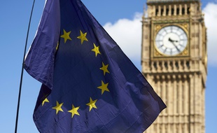 Un drapeau européen devant Big Ben à Londres, le 2 juillet 2016