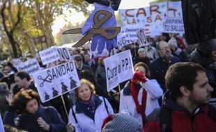 "La santé ne se vend pas, elle se défend": derrière cette banderole, des milliers de médecins et infirmières en blouse blanche ont de nouveau défilé dimanche au centre de Madrid pour dénoncer les coupes budgétaires et "la privatisation" des services de santé.