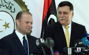 Le Premier ministre maltais, Joseph Muscat (g), et le Premier ministre du gouvernement libyen soutenu par l'ONU, Fayez al-Sarraj, le 4 mai 2016 à Tripoli
