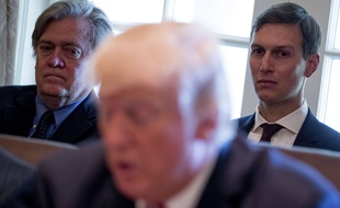 Donald Trump participe à une réunion à la Maison Blanche avec son ancien conseiller Steve Bannon (à gauche), et son gendre Jared Kushner, le 12 juin 2017.