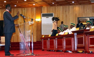 Michel Kafando, président intérimaire du Burkina Faso, prête serment devant la Cour constitutionnelle, le 18 novembre 2014 à Ouagadougou