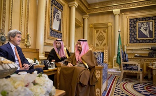 Le secrétaire d'Etat américain,John Kerry (G), encontre le roi d'Arabie Saoudite, Salman bin Abdulaziz, à Riyad, le 23 janvier 2016.