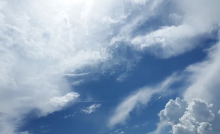 Illustration de nuages dans le ciel.