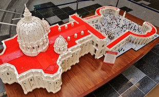La basilique de Saint-Pierre de Rome en legos créée à l'occasion de la venue du pape aux Etats-Unis, le 8 septembre 2015 à Philadelphie, Pennsylvanie.