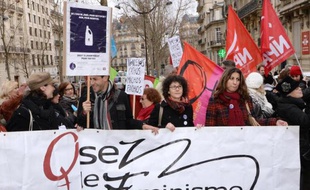 Des membres de l'associaiton "Osez le Féminisme" manifestent le 27 décembre 2013 à Paris contre le projet espagnol visant à supprimer quasiment l'avortement