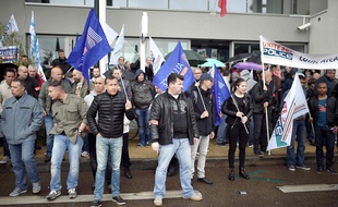 Manifestation de policiers devant le commissariat Waldeck-Rousseau à Nantes, le 18 mai 2016 / JS Evrard