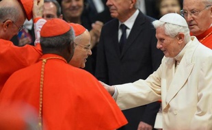Le pape émérite Benoît XVI était samedi matin au premier rang, vêtu de blanc, parmi les cardinaux dans la basilique Saint-Pierre, et a été salué par François qui s'apprêtait à faire cardinaux 19 prélats de l'Eglise