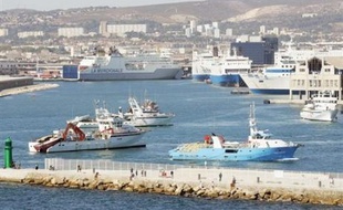 Un ferry de la compagnie algérienne Algérie Ferries, avec environ 1.400 passagers à bord, parti samedi de Marseille (sud de la France) pour Alger, a fait demi-tour à la suite d'une alerte à la bombe, a-t-on appris de sources policière et préfectorale.