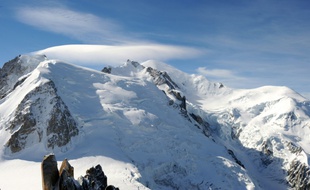 Le Mont-Blanc avec à sa droite le Mont Maudit et le Dôme du Goûter, le 16 septembre 2010 dans les Alpes en France