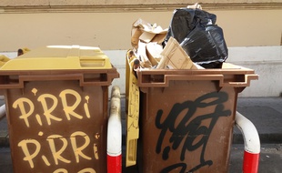 Illustration de poubelle, ici à Marseille. Des cartons y sont déposés, alors qu'une borne de recyclage est toute proche.