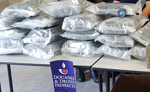 La douane retrouve près de 400 kilos de cannabis au milieu d'oranges et de pastèques dans le Jura.