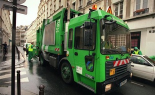 Le ramassage des ordures était perturbé dans plusieurs arrondissements de Paris dimanche, alors que deux des trois centres de retraitement des déchets autour de la capitale étaient toujours bloqués pour protester contre la réforme des retraites, a constaté un journaliste de l'AFP.