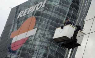 Le groupe pétrolier espagnol Repsol demandera une compensation via un arbitrage international, qui pourrait dépasser les 10 milliards de dollars, après l'annonce par le gouvernement argentin de son projet de l'exproprier de sa filiale YPF, a annoncé mardi son président.