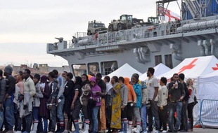 Des migrants secourus en mer Méditerranée débarquent au port de Catane, en Sicile, le 8 juin 2015