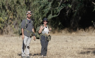 L'expert Rémi et la novice Laurence dans la savane, lors du tournage de «Wild».