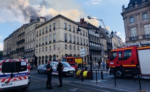 Un important incendie en cours dans le centre-ville de Bordeaux, le 25 mai 2019.