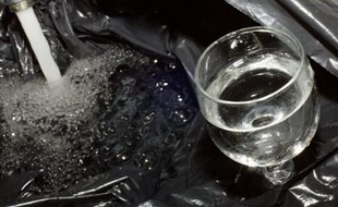 Le gouvernement a tenté mardi de calmer une polémique sur le prix de l'eau qui oppose depuis plusieurs jours l'association de consommateurs UFC-Que Choisir et les entreprises du secteur.