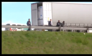 Des migrants violentés par des CRS le long de la rocade à Calais