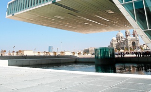 La Villa Méditerranée occupe 10 000 m2 en face de la cathédrale de la Major.