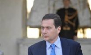 La permanence de campagne d'Eric Besson, ancien socialiste et actuel secrétaire d'Etat à la Prospective et à l'évaluation des politiques publiques, et plusieurs édifices publics, ont été la cible de tags, dans la nuit de vendredi à samedi, à Donzère (Drôme), ont indiqué les gendarmes.