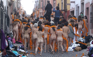 Des femmes mexicaines posent nues pour Spencer Tunick, à San Miguel de Allende, en 2014. Le photographe est spécialisé dans les clichés de foules nues.