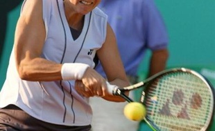 L'Américaine d'origine serbe Monica Seles, ancienne N.1 mondiale, a officiellement annoncé qu'elle se retirait des courts de tennis, jeudi dans un communiqué.